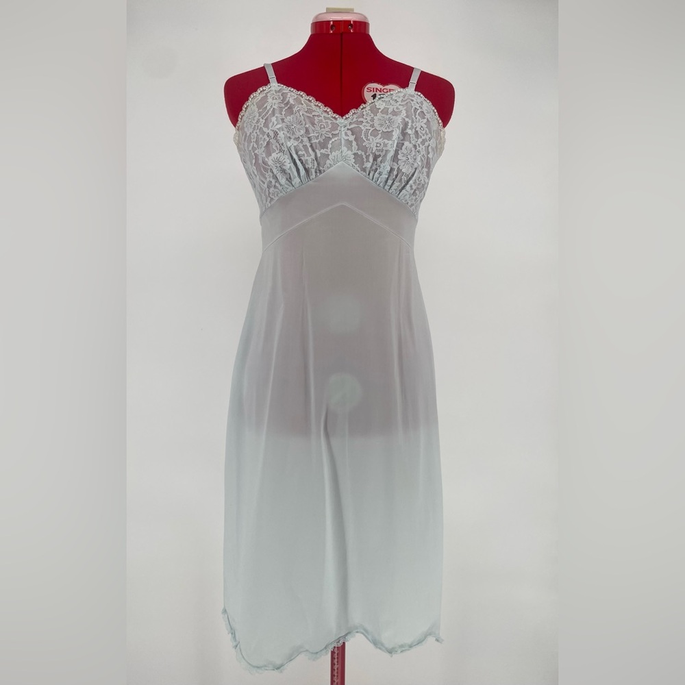 Vintage 50s/60s Baby Blue Vanity Fair Lacey Full Slip With Scalloped Lace Hem